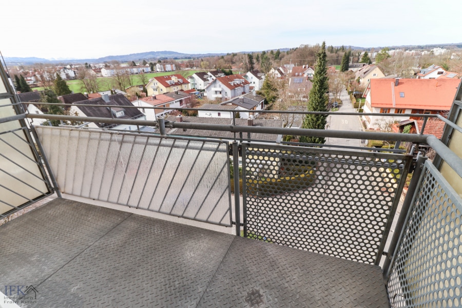 Wohnen im Zentrum! Altersgerechte und barrierefreie Dachgeschoßwohnung im Herzen von Weilheim - Balkon
