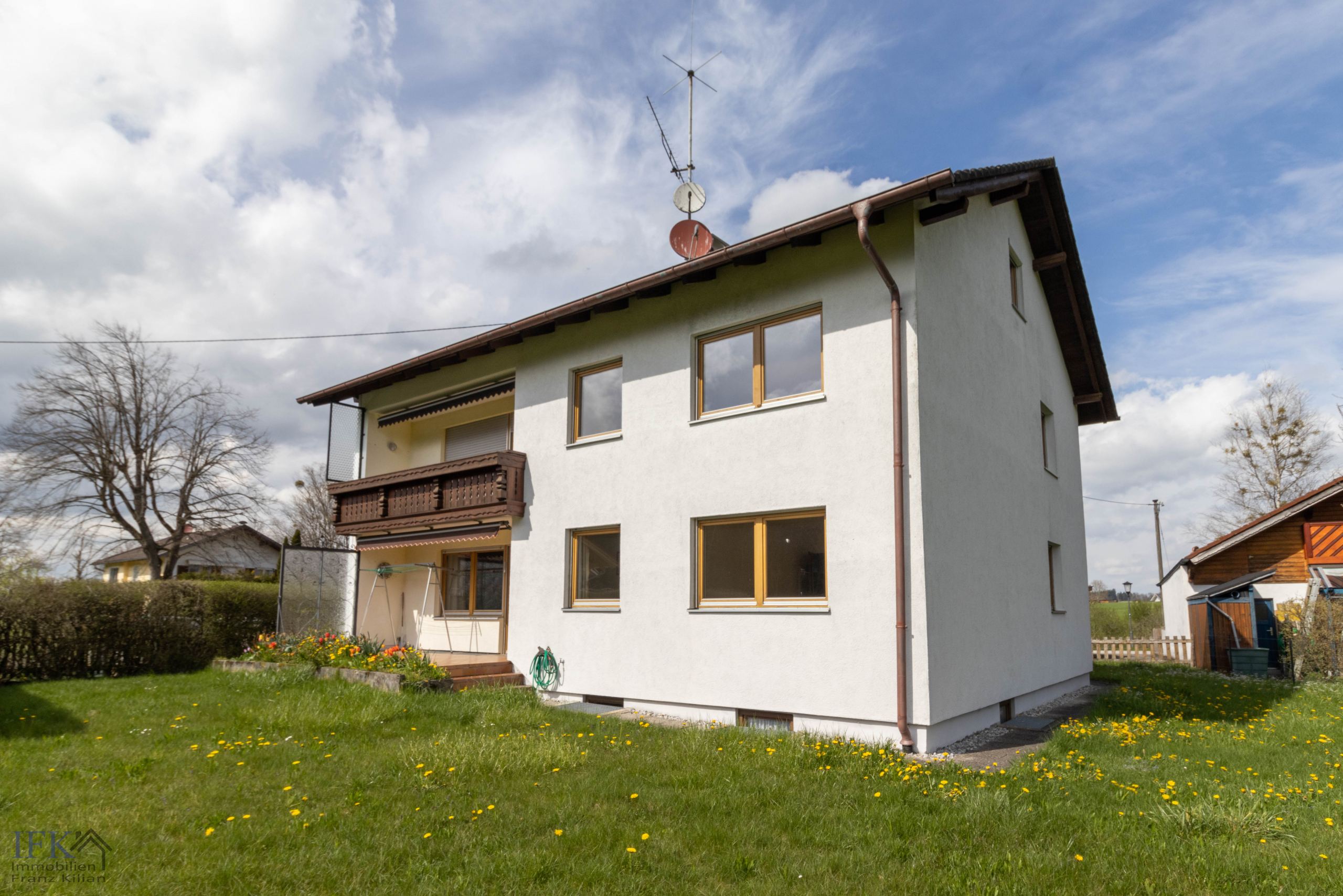 Zweifamilienhaus in traumhafter Lage mit Weit- und Bergblick in Oberhausen - Gartenansicht