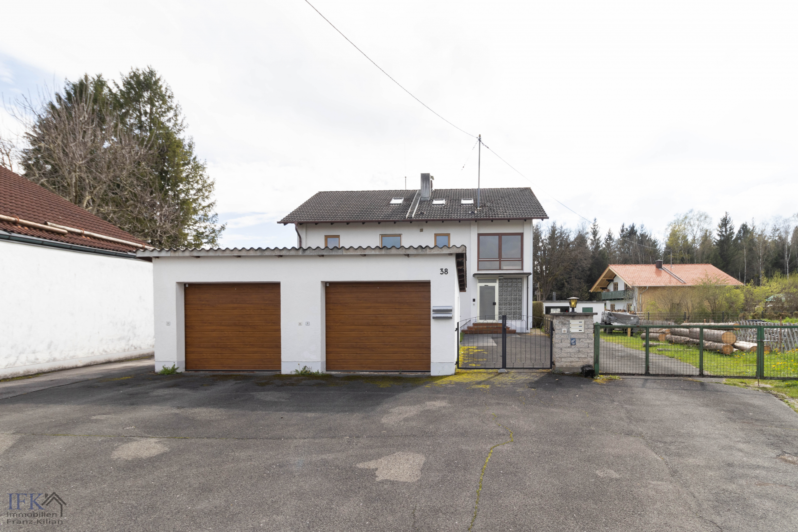 Zweifamilienhaus in traumhafter Lage mit Weit- und Bergblick in Oberhausen - Garagen