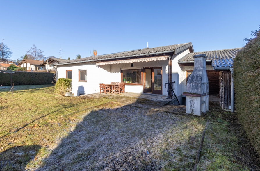 Renovierungsbedürftiger Bungalow mit Potenzial in Traubing - Außenansicht (35608)