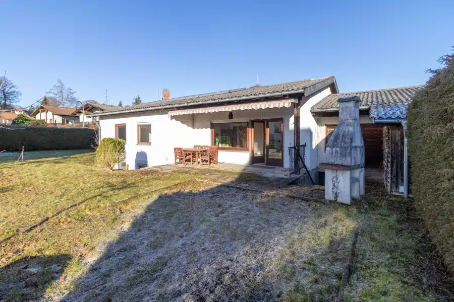 Außenansicht - Renovierungsbedürftiger Bungalow mit Potenzial in Traubing