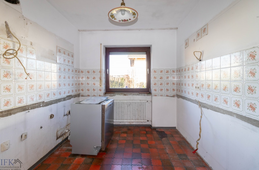 Renovierungsbedürftiger Bungalow mit Potenzial in Traubing - Küche (35598)
