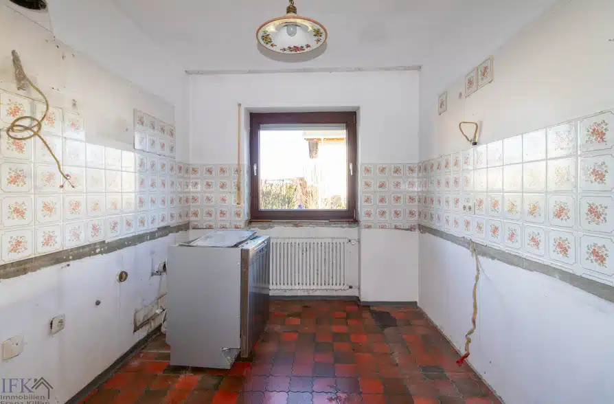 Renovierungsbedürftiger Bungalow mit Potenzial in Traubing - Küche (35598)