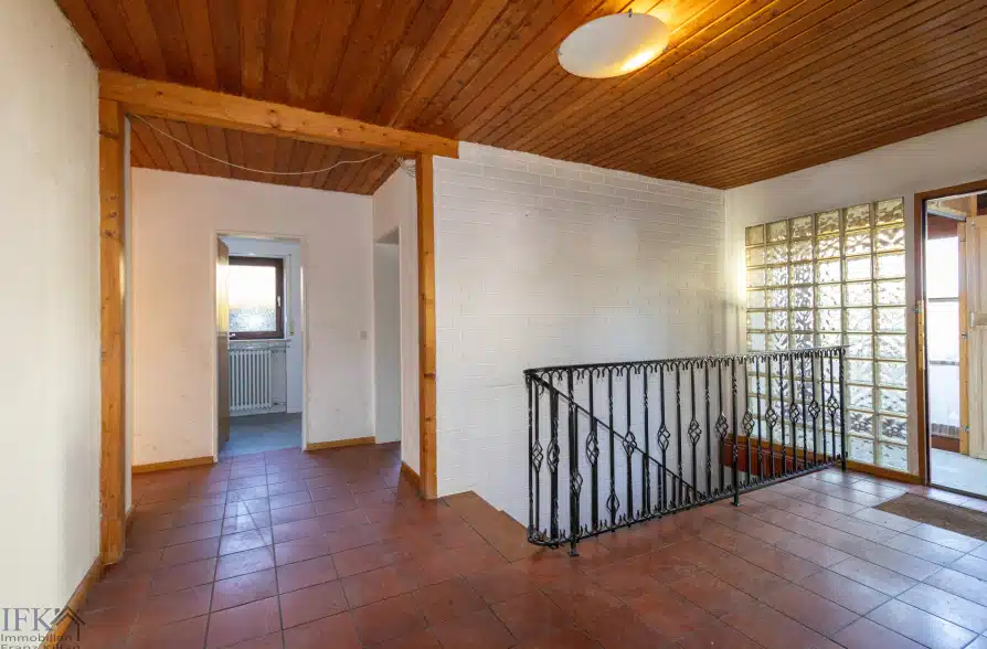 Renovierungsbedürftiger Bungalow mit Potenzial in Traubing - Flur (35605)