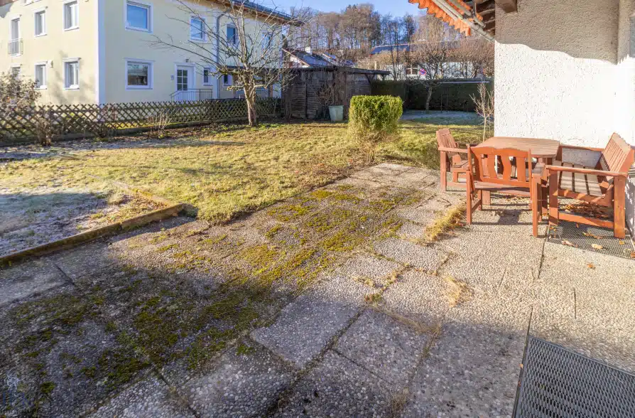 Renovierungsbedürftiger Bungalow mit Potenzial in Traubing - Terrasse (35615)