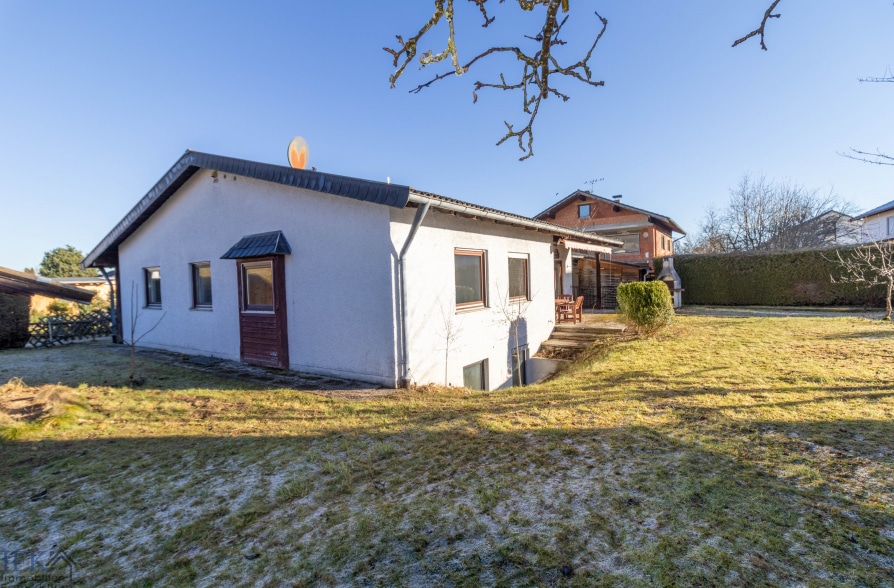 Renovierungsbedürftiger Bungalow mit Potenzial in Traubing - Außenansicht (35609)