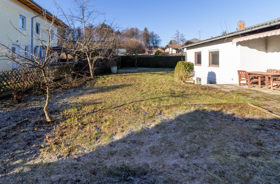 Renovierungsbedürftiger Bungalow mit Potenzial in Traubing - Garten (35613)