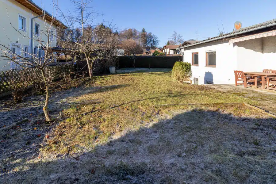 Garten - Renovierungsbedürftiger Bungalow mit Potenzial in Traubing