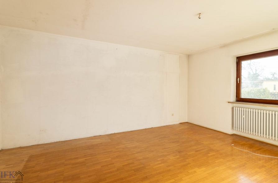 Renovierungsbedürftiger Bungalow mit Potenzial in Traubing - Zimmer 1 (35599)