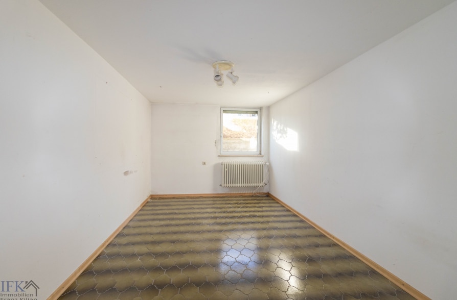 Renovierungsbedürftiger Bungalow mit Potenzial in Traubing - UG Zimmer 1 (35607)