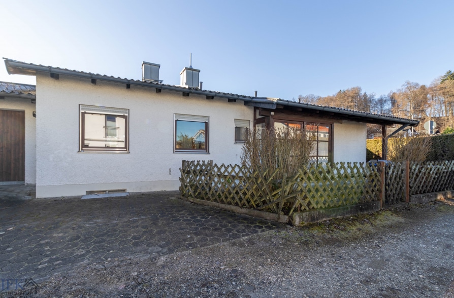 Renovierungsbedürftiger Bungalow mit Potenzial in Traubing - Straßenansicht (35616)