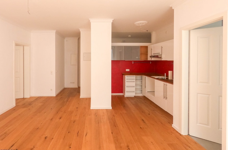 Modernes Wohnen mit historischem Flair! Traumhaft schöne Altbauwohnung in Neuhausen! - Blick zur Küche (41922)