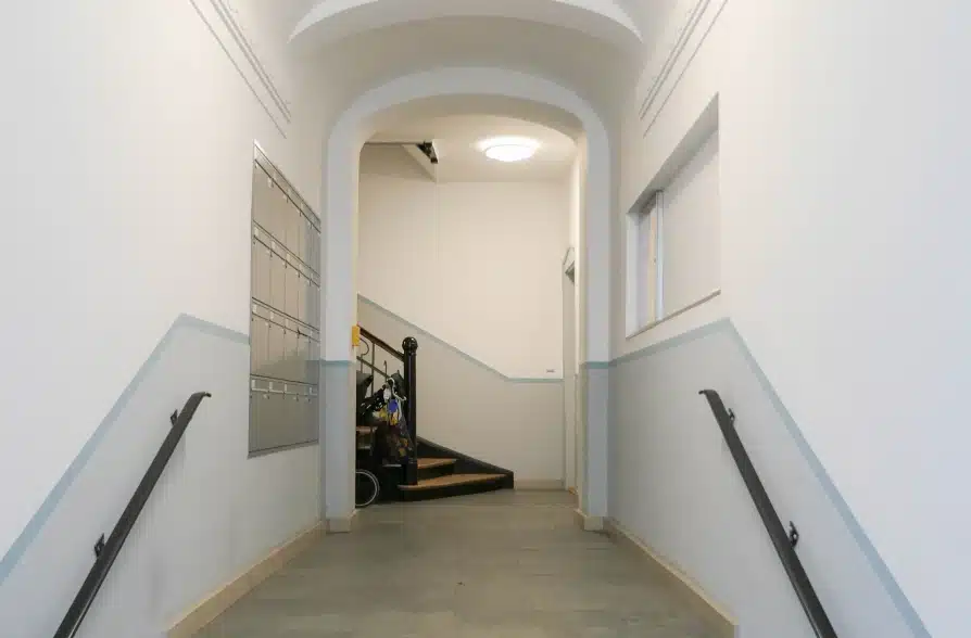 Modernes Wohnen mit historischem Flair! Traumhaft schöne Altbauwohnung in Neuhausen! - Hausflur (41926)