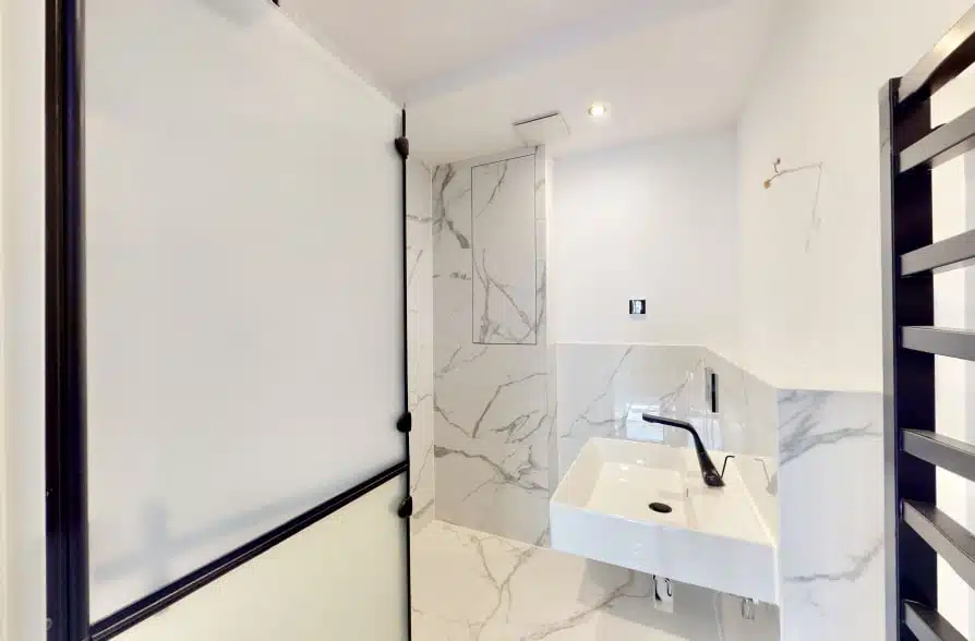 Komplett renovierte 2-Zimmer-Wohnung in Bogenhausen mit Luxus-Ausstattung - Badezimmer (34771)