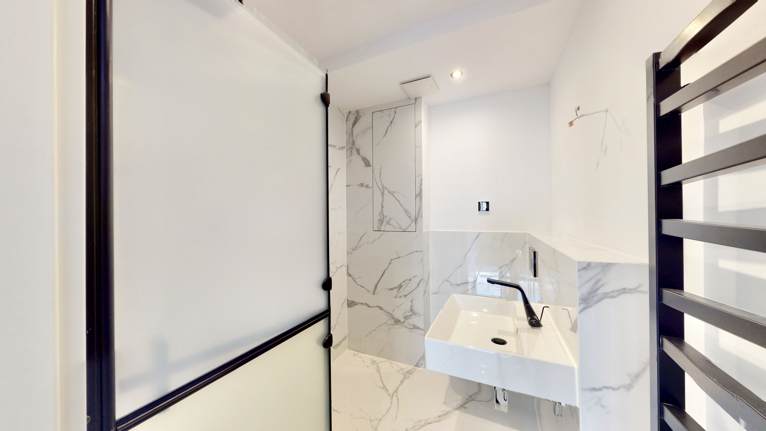 Luxus pur! Voll renovierte 2-Zimmer-Wohnung in Bogenhausen - Badezimmer