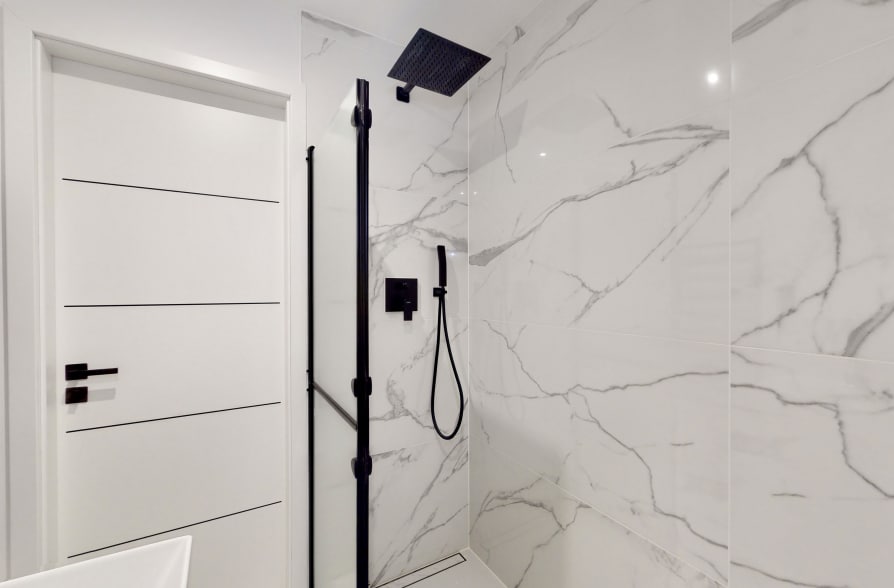 Komplett renovierte 2-Zimmer-Wohnung in Bogenhausen mit Luxus-Ausstattung - Badezimmer (34770)