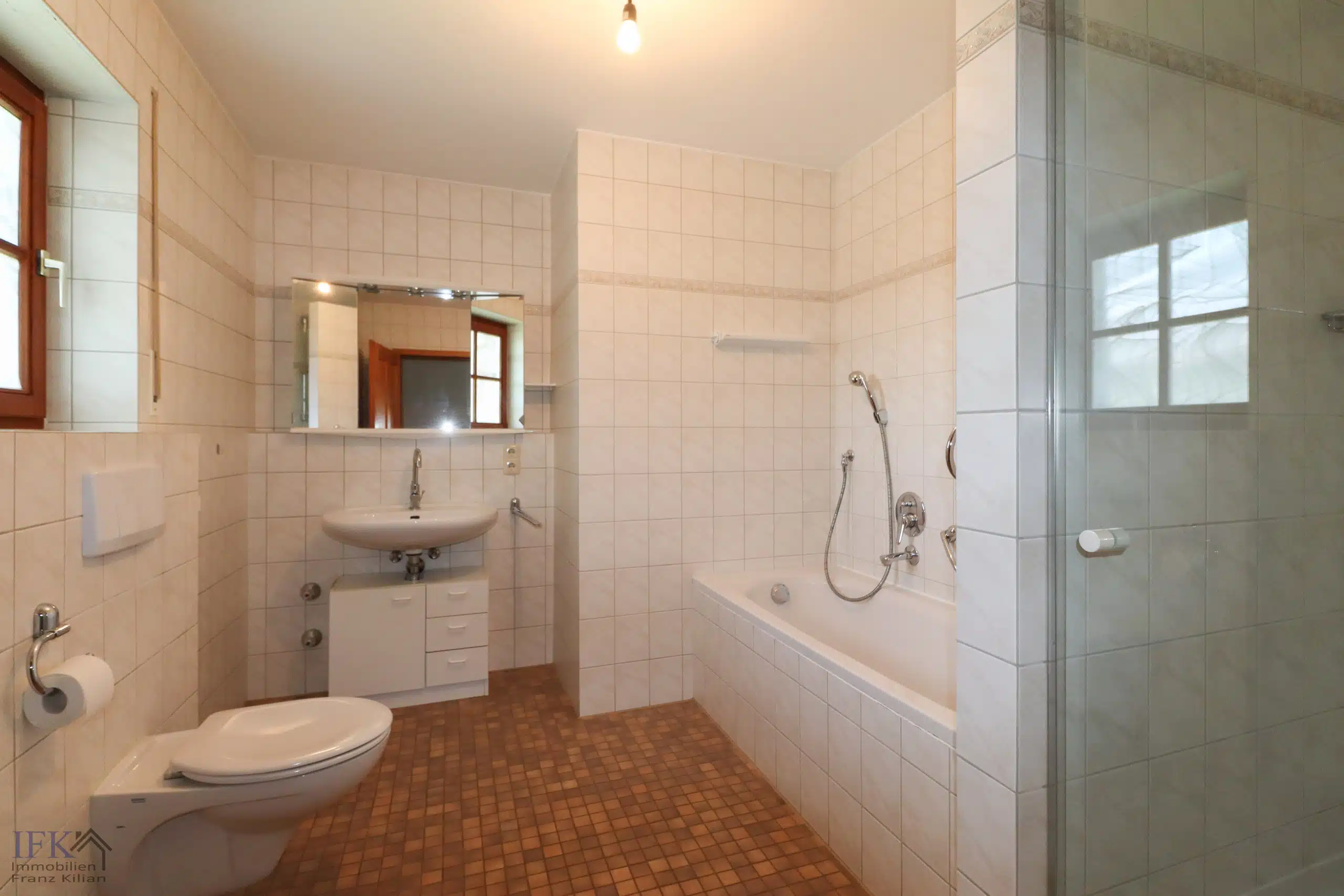 Nebenwohnung OG Bad - Gepflegtes XXL-Mehrgenerationenhaus in Bestlage von Polling!