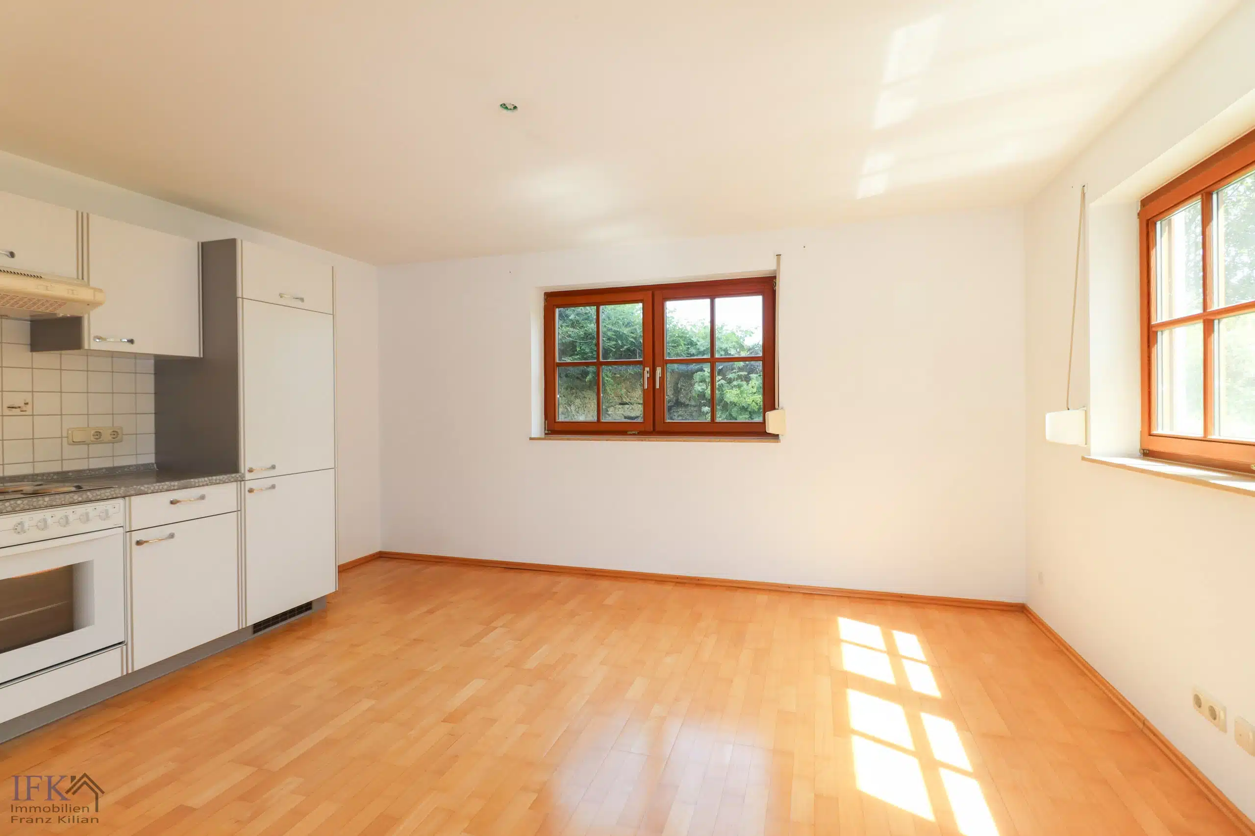 Einliegerwohnung Wohnbereich - Gepflegtes XXL-Mehrgenerationenhaus in Bestlage von Polling!