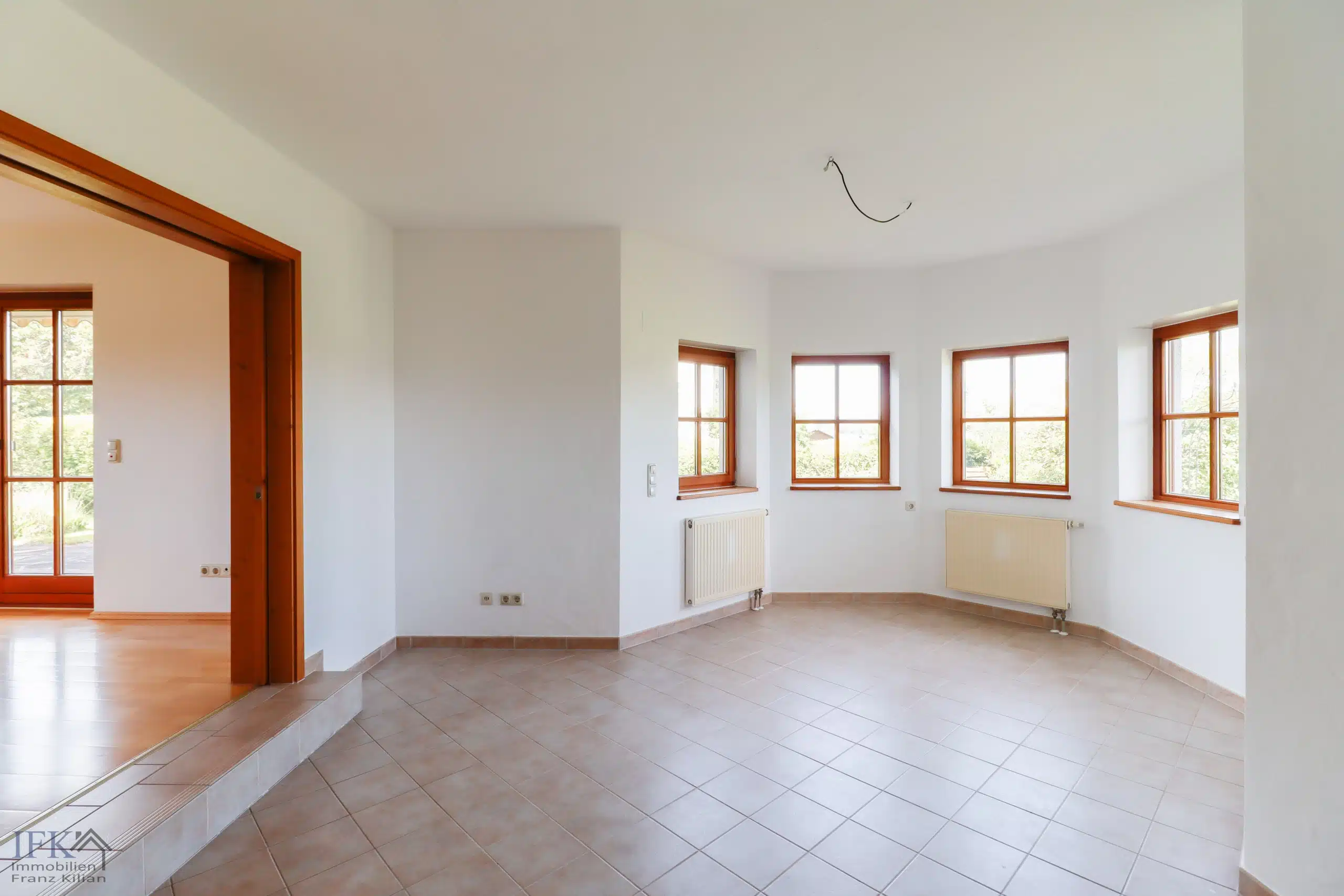 Hauptwohnung Essbereich - Gepflegtes XXL-Mehrgenerationenhaus in Bestlage von Polling!