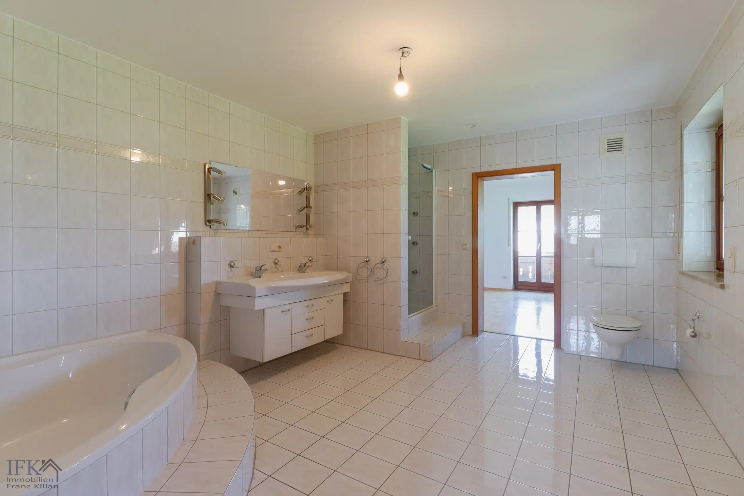 Hauptwohnung Masterbad - Gepflegtes XXL-Mehrgenerationenhaus in Bestlage von Polling!