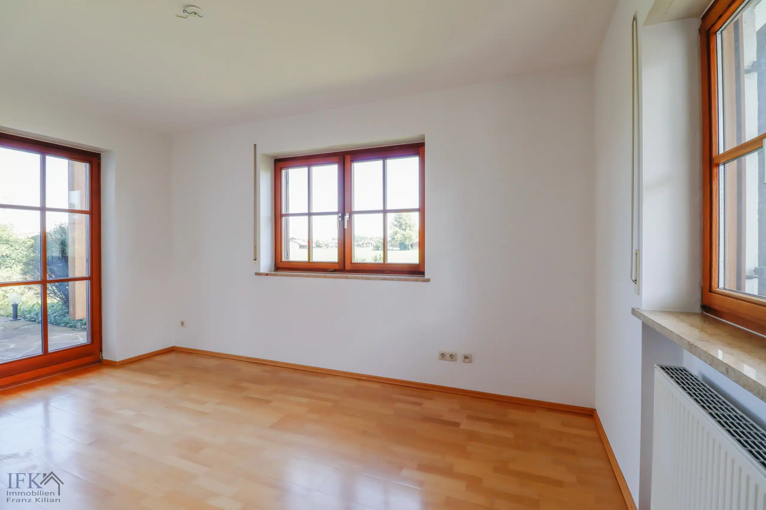 Hauptwohnung Schlafzimmer - Gepflegtes XXL-Mehrgenerationenhaus in Bestlage von Polling!