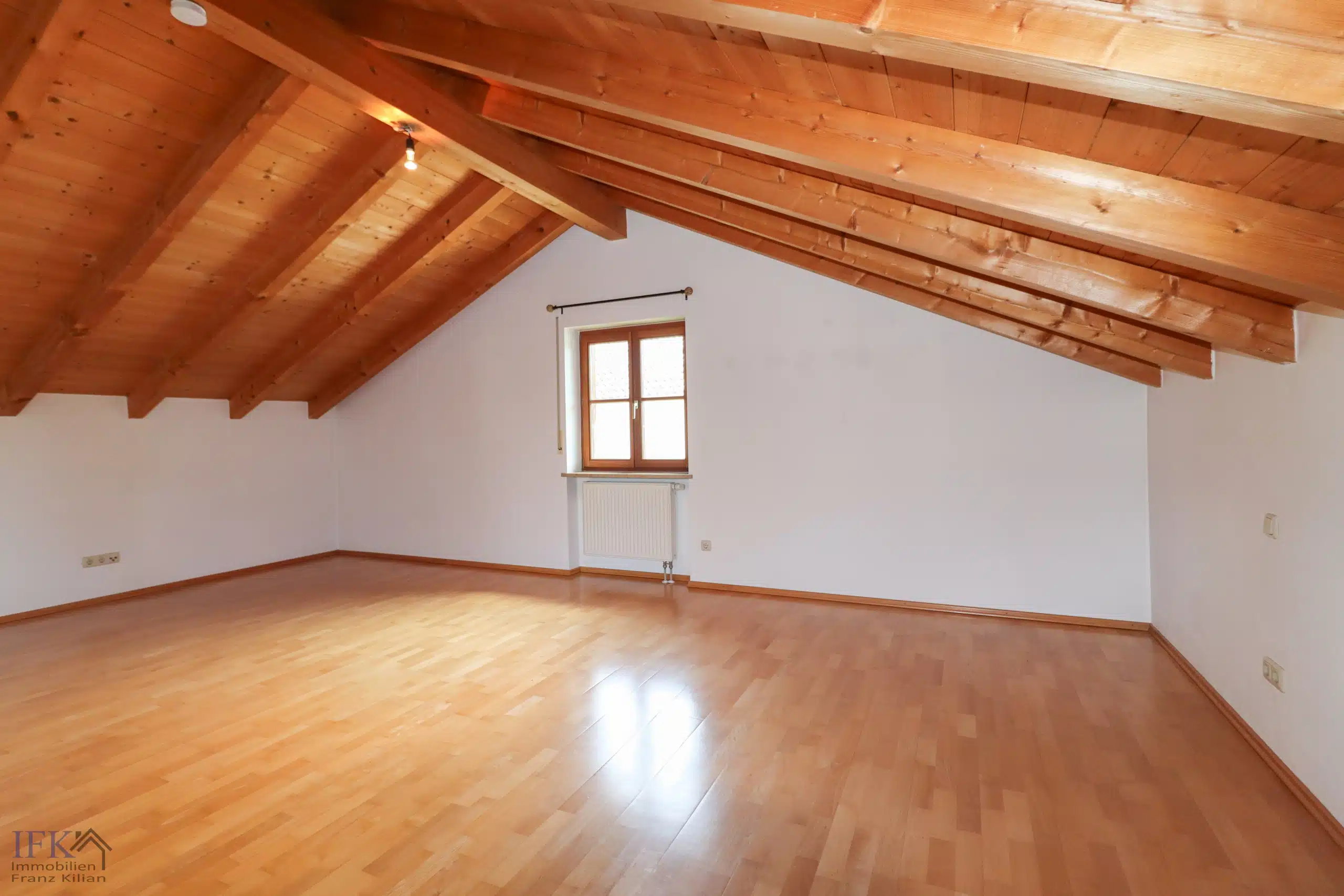 Nebenwohnung OG Schlafzimmer - Gepflegtes XXL-Mehrgenerationenhaus in Bestlage von Polling!