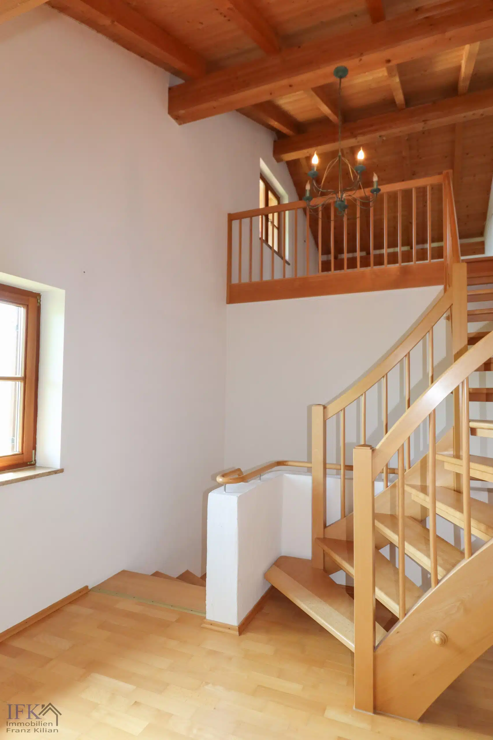 Hauptwohnung Blick zur Galerie - Gepflegtes XXL-Mehrgenerationenhaus in Bestlage von Polling!