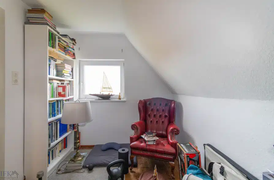 Charmantes Altbau Einfamilienhaus mit Erweitertungspotenzial in Raisting - Büro DG (43644)