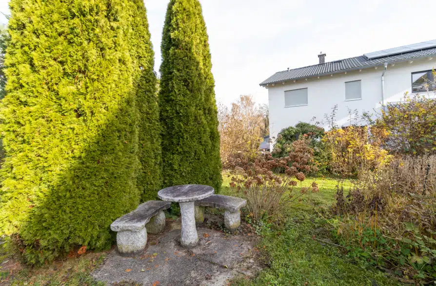 Charmantes Altbau Einfamilienhaus mit Erweitertungspotenzial in Raisting - Garten Sitzecke (43650)