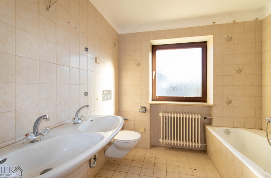 Freistehendes Einfamilienhaus zur individuellen Fertigstellung in Traubing - OG Bad (37395)