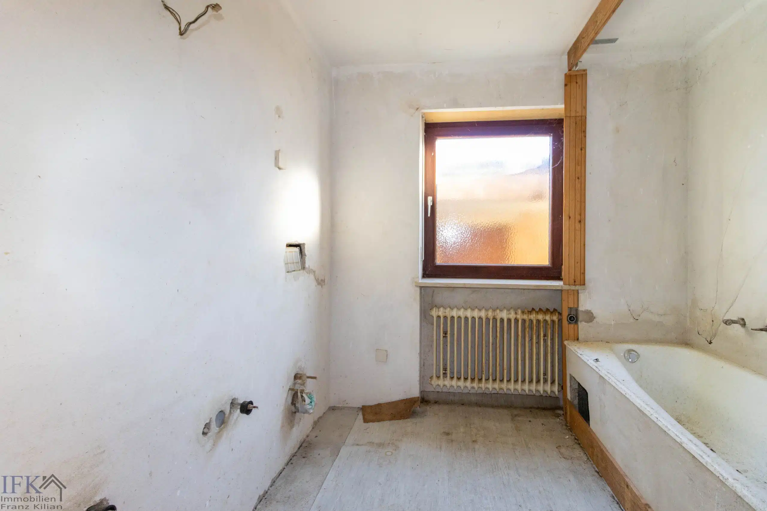 EG Bad - Freistehendes Einfamilienhaus zur individuellen Fertigstellung in Traubing