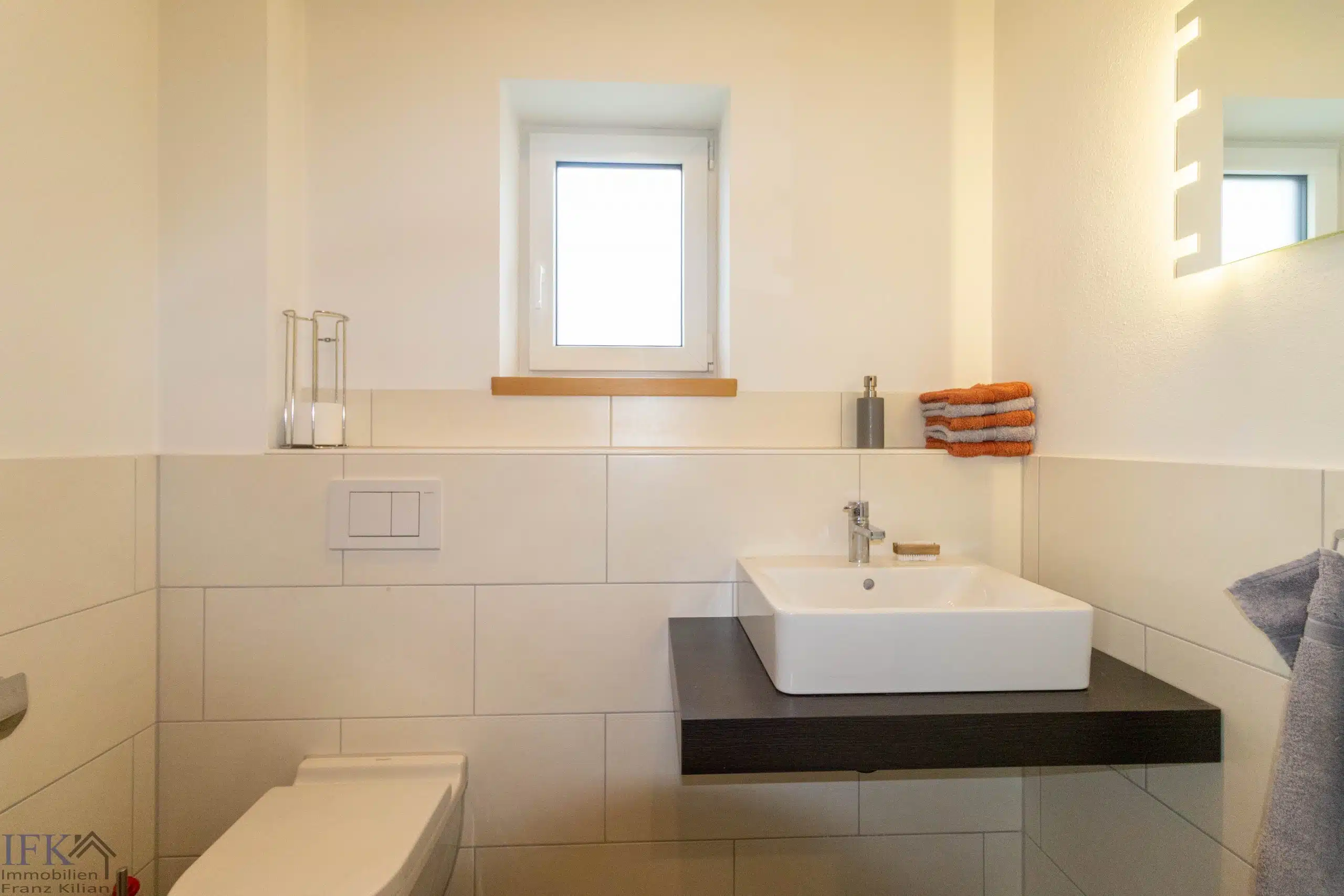 Gäste-WC - Neuwertiges KFW-55 Einfamilienhaus auf traumhaftem Grundstück in Eberfing