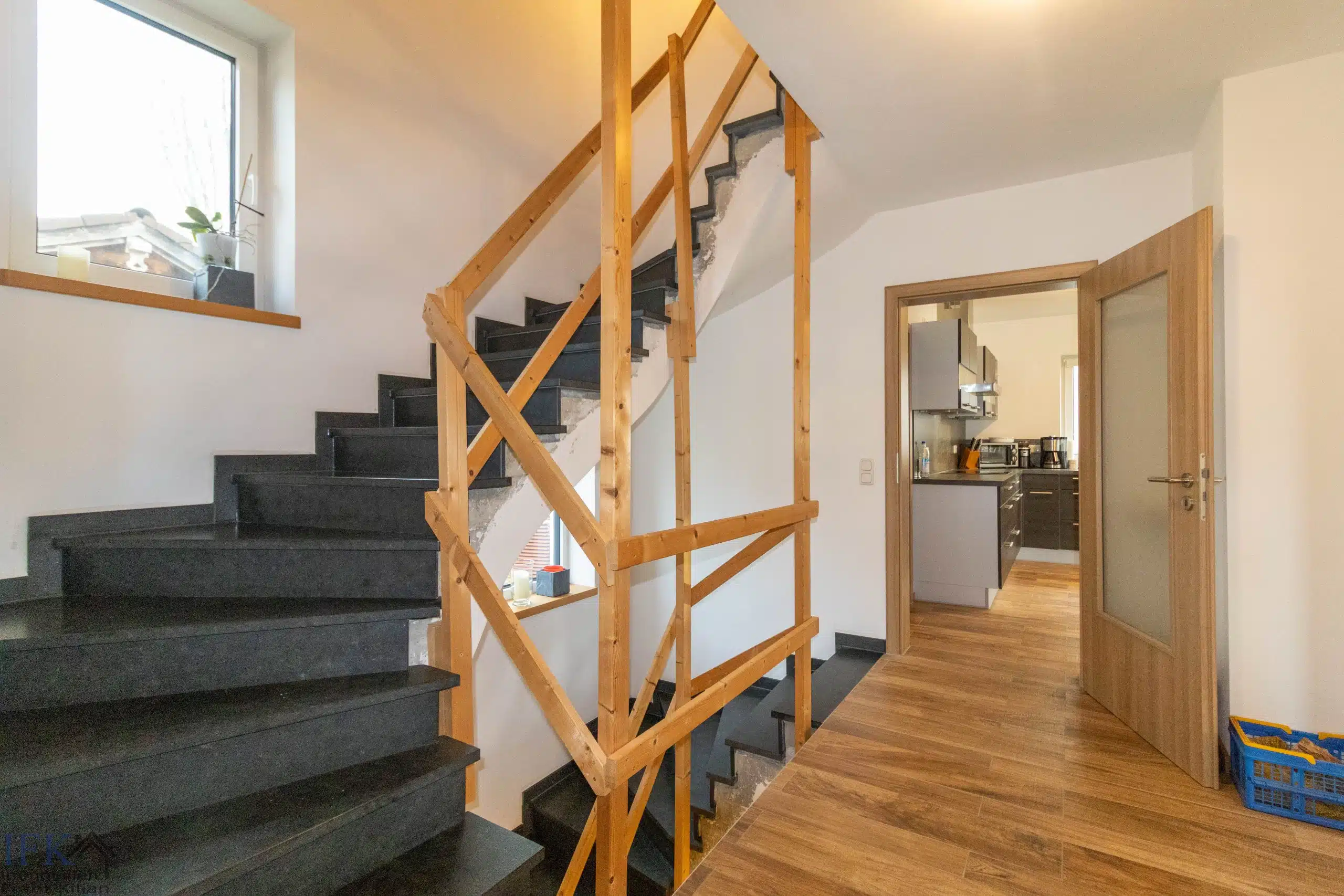 Treppenhaus - Neuwertiges KFW-55 Einfamilienhaus auf traumhaftem Grundstück in Eberfing