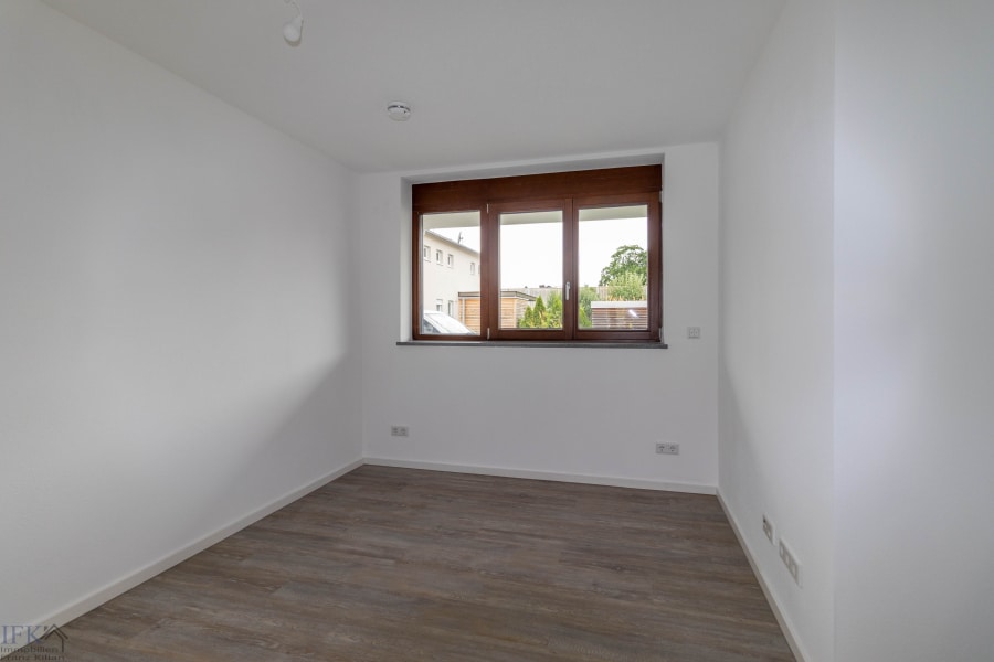 Schlafzimmer 2 - Neubau Erstbezug! 3-Zimmer-Erdgeschosswohnung im Weilheimer Osten