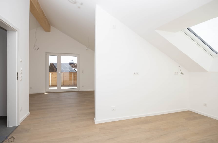 Modern und Energieeffizient. Neubau Dachgeschosswohnung in Bahnhofsnähe in Huglfing! - Blick zum Wohnbereich (42422)