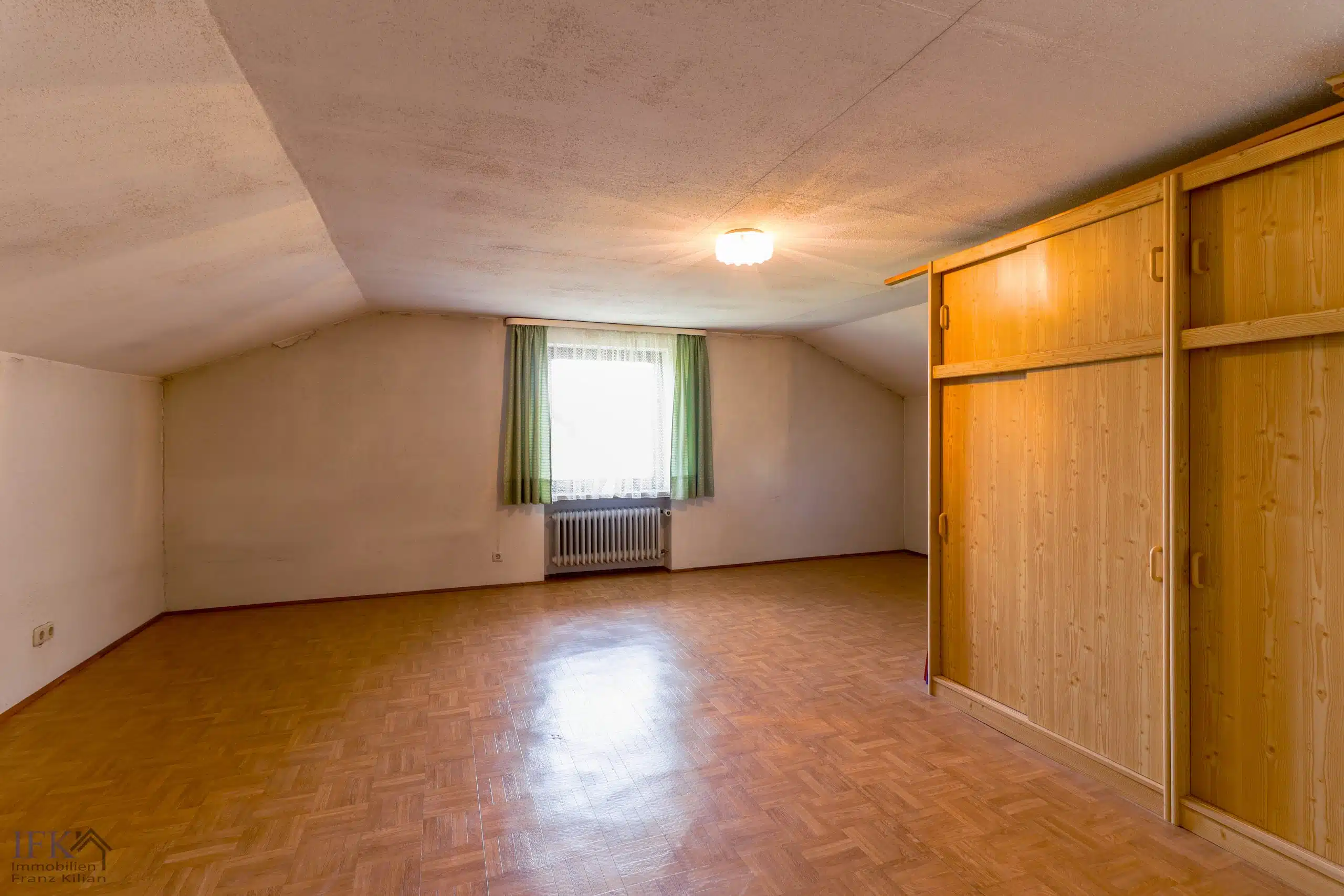 Zimmer 1 DG - Einmalige Gelegenheit! Einfamilienhaus mit Ausbaureserve auf traumhaftem Grundstück und Lechzugang!