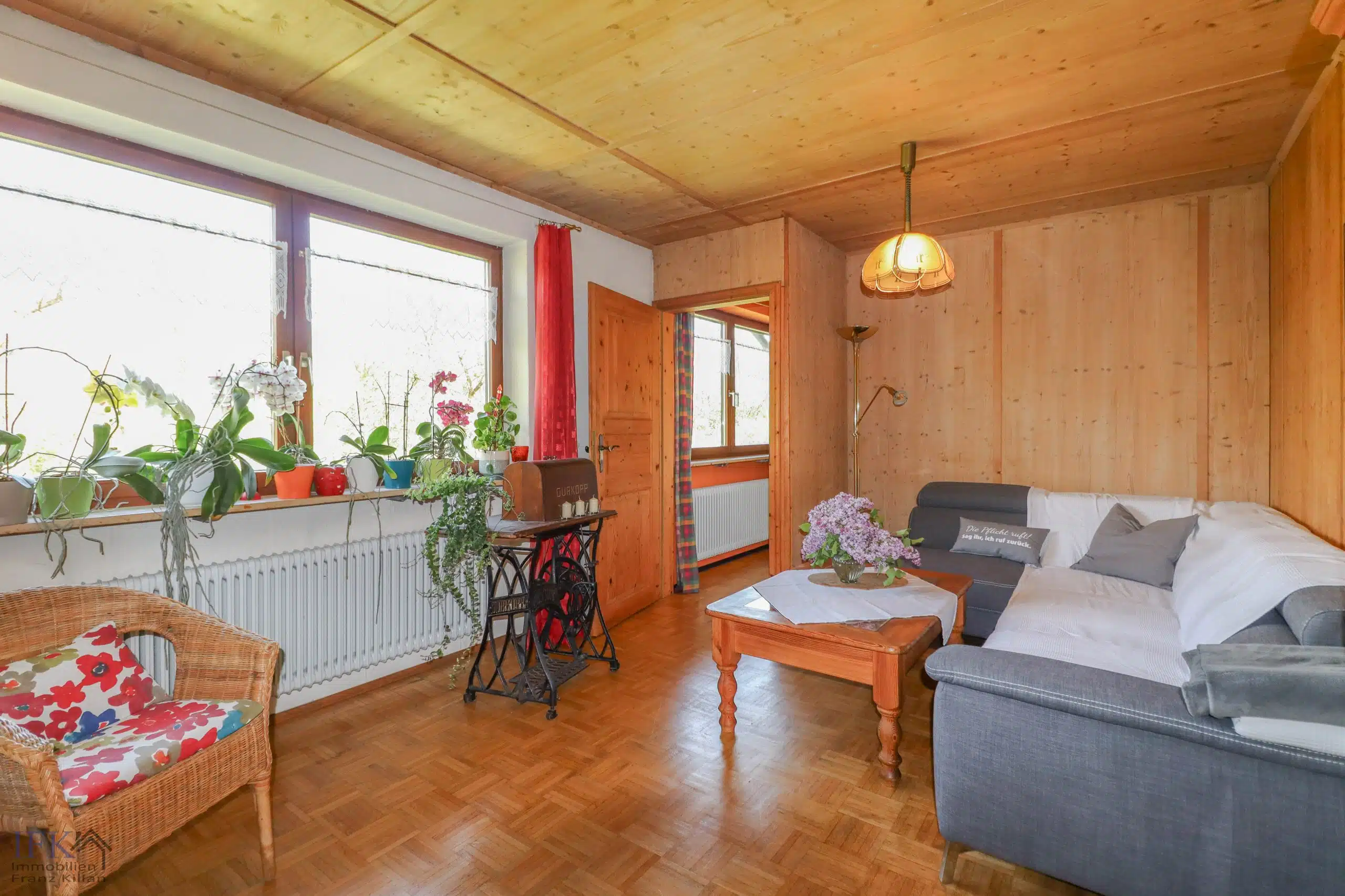 Wohnzimmer - Einmalige Gelegenheit! Einfamilienhaus mit Ausbaureserve auf traumhaftem Grundstück und Lechzugang!