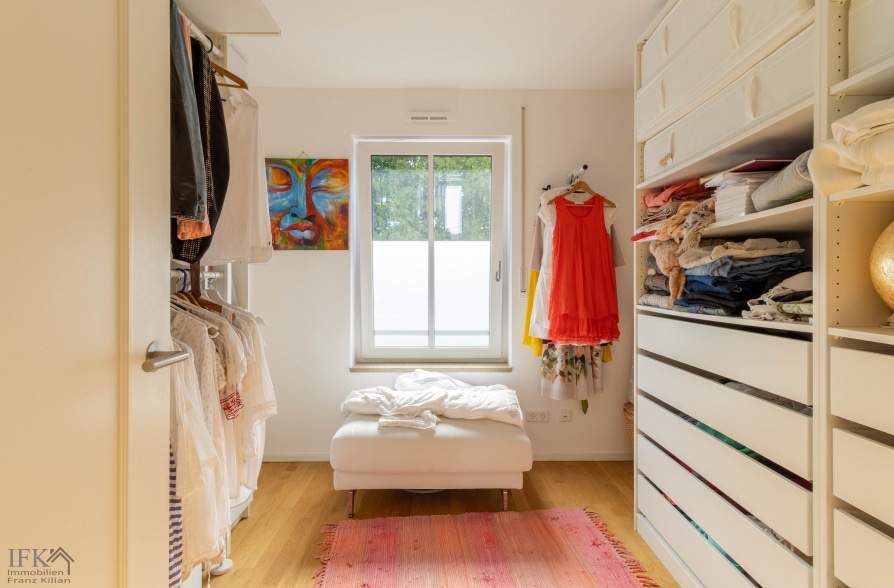 Moderne 5-Zimmer-Wohnung im Weilheimer Westen - Ankleide (37561)