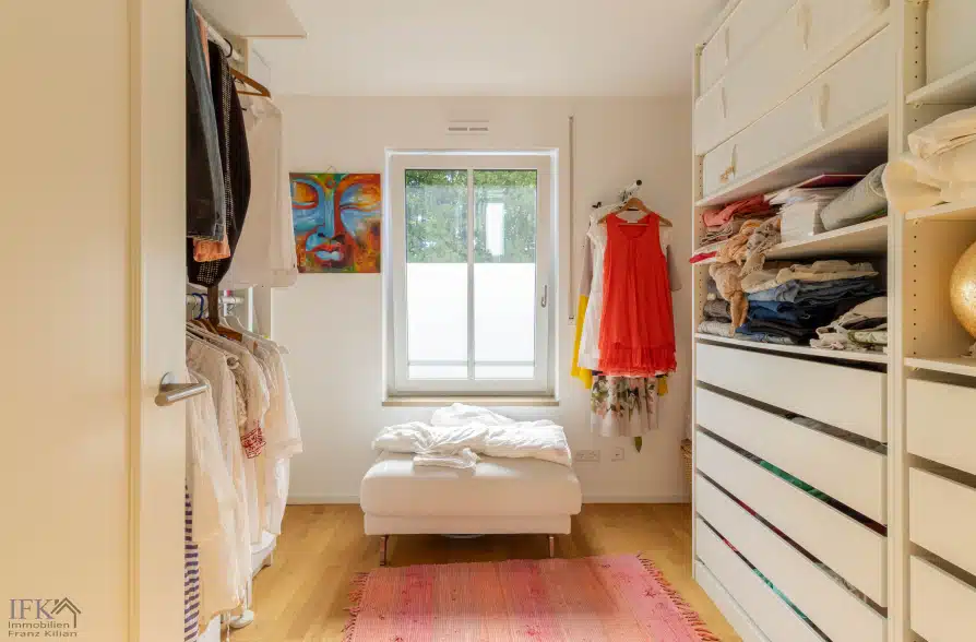 Moderne 5-Zimmer-Wohnung im Weilheimer Westen - Ankleide (37561)