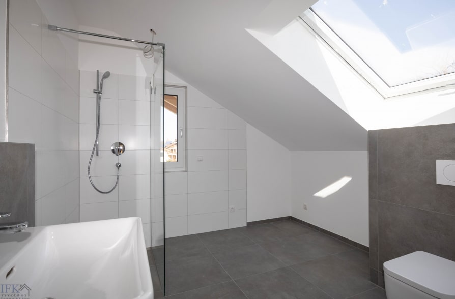 Modern und Energieeffizient. Neubau Dachgeschosswohnung in Bahnhofsnähe in Huglfing! - Bad (39557)