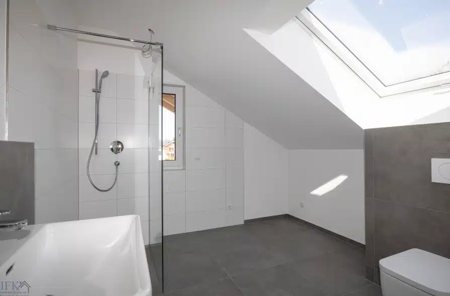 Modern und Energieeffizient. Neubau Dachgeschosswohnung in Bahnhofsnähe in Huglfing! - Bad (39557)