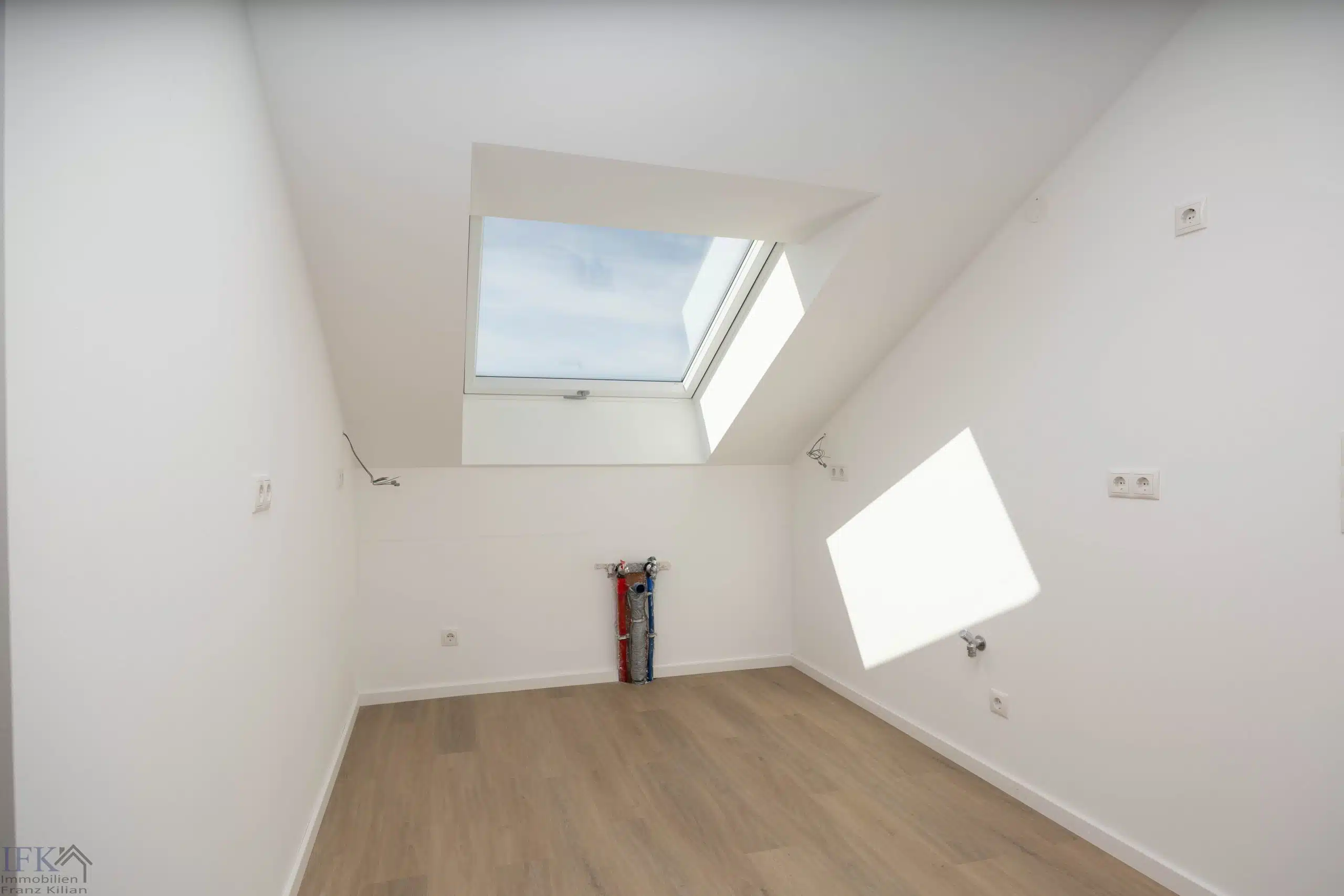 Küche - Modern und Energieeffizient. Neubau Dachgeschosswohnung in Bahnhofsnähe in Huglfing!