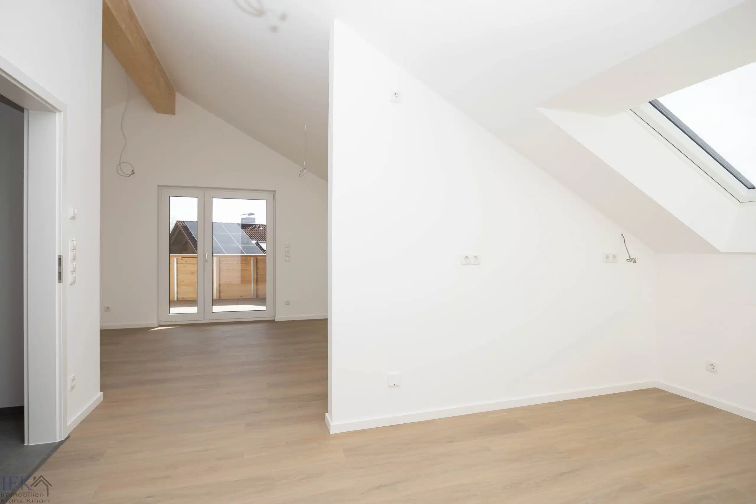 Blick zum Wohnbereich - Modern und Energieeffizient. Neubau Dachgeschosswohnung in Bahnhofsnähe in Huglfing!