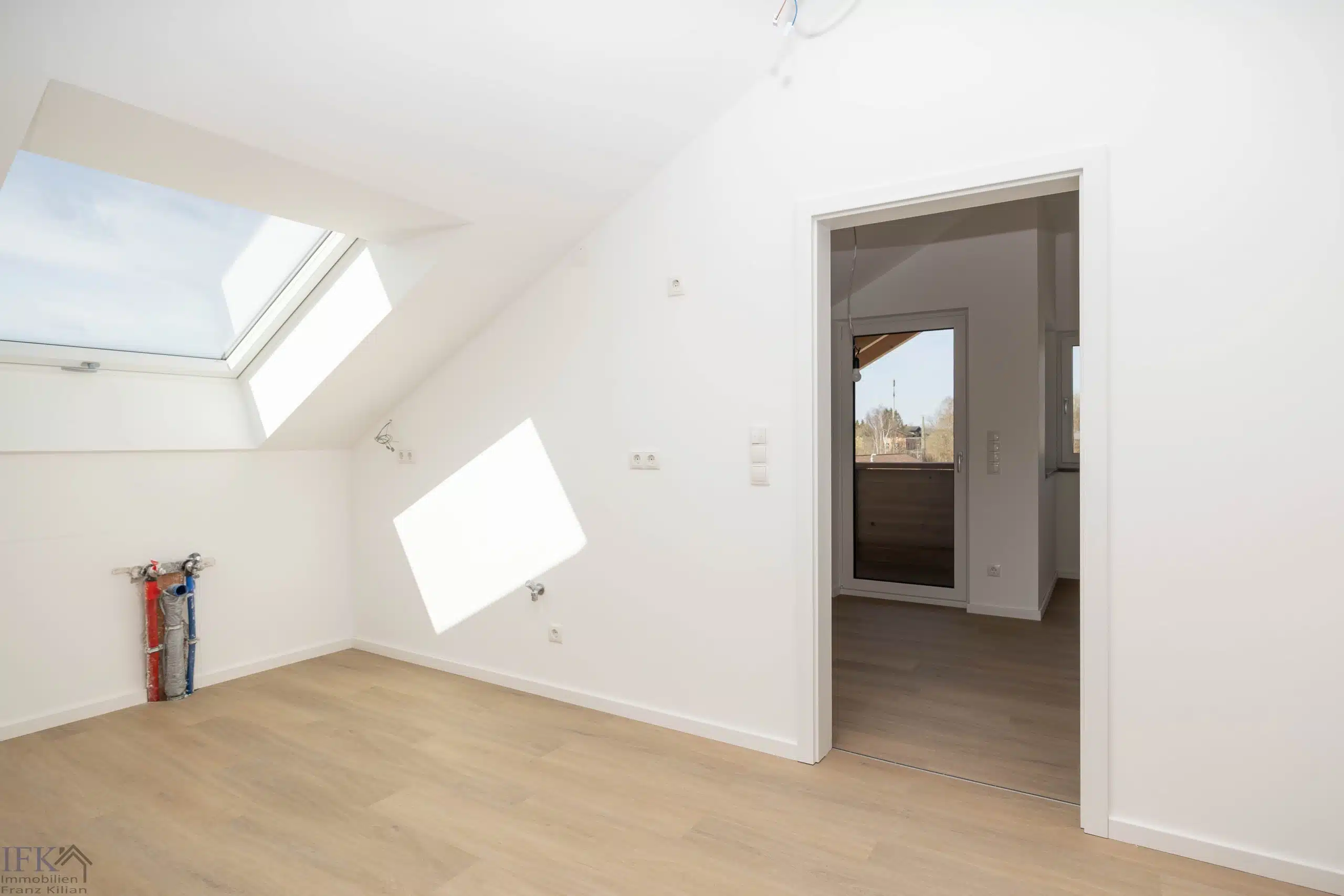 Blick zur Küche - Modern und Energieeffizient. Neubau Dachgeschosswohnung in Bahnhofsnähe in Huglfing!