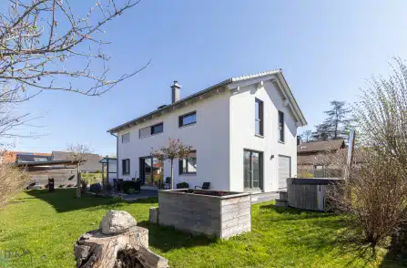 Traumhaft schön! Neuwertiges Niedrigenergiehaus mit Einliegerwohnung in Oderding, 82398 Polling, Einfamilienhaus