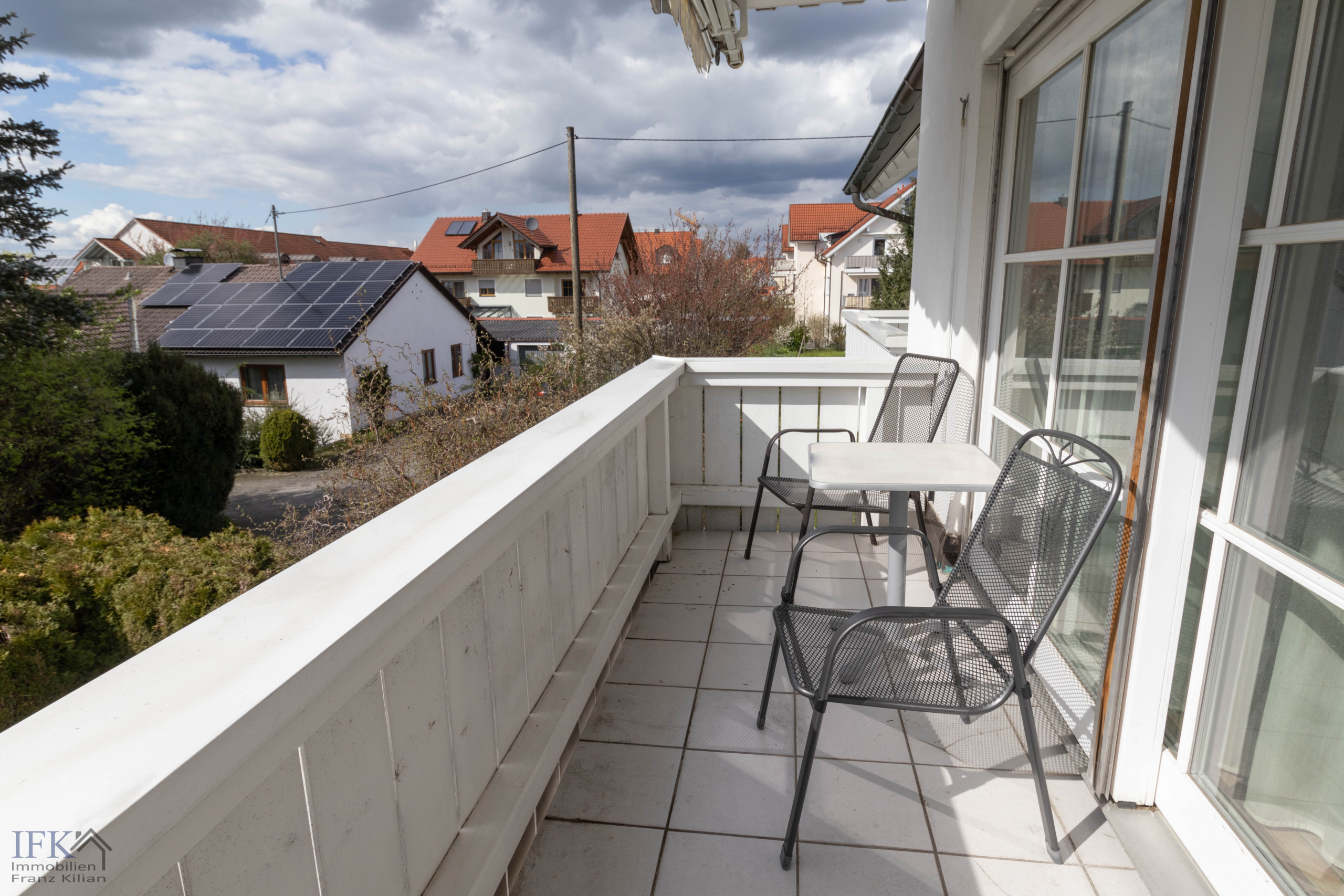Reihenmittelhaus mit 2 separaten Wohneinheiten in bevorzugter Wohnlage - OG Balkon