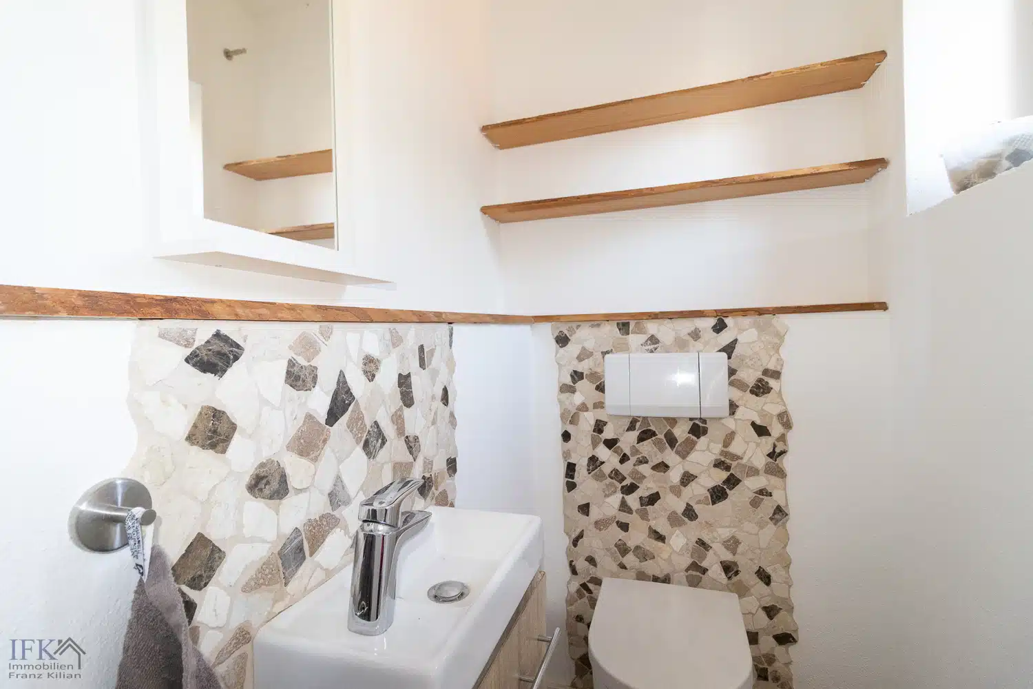 WC - Platz für die ganze Familie! Doppelhaushälfte mit Einliegerappartement in attraktiver Lage