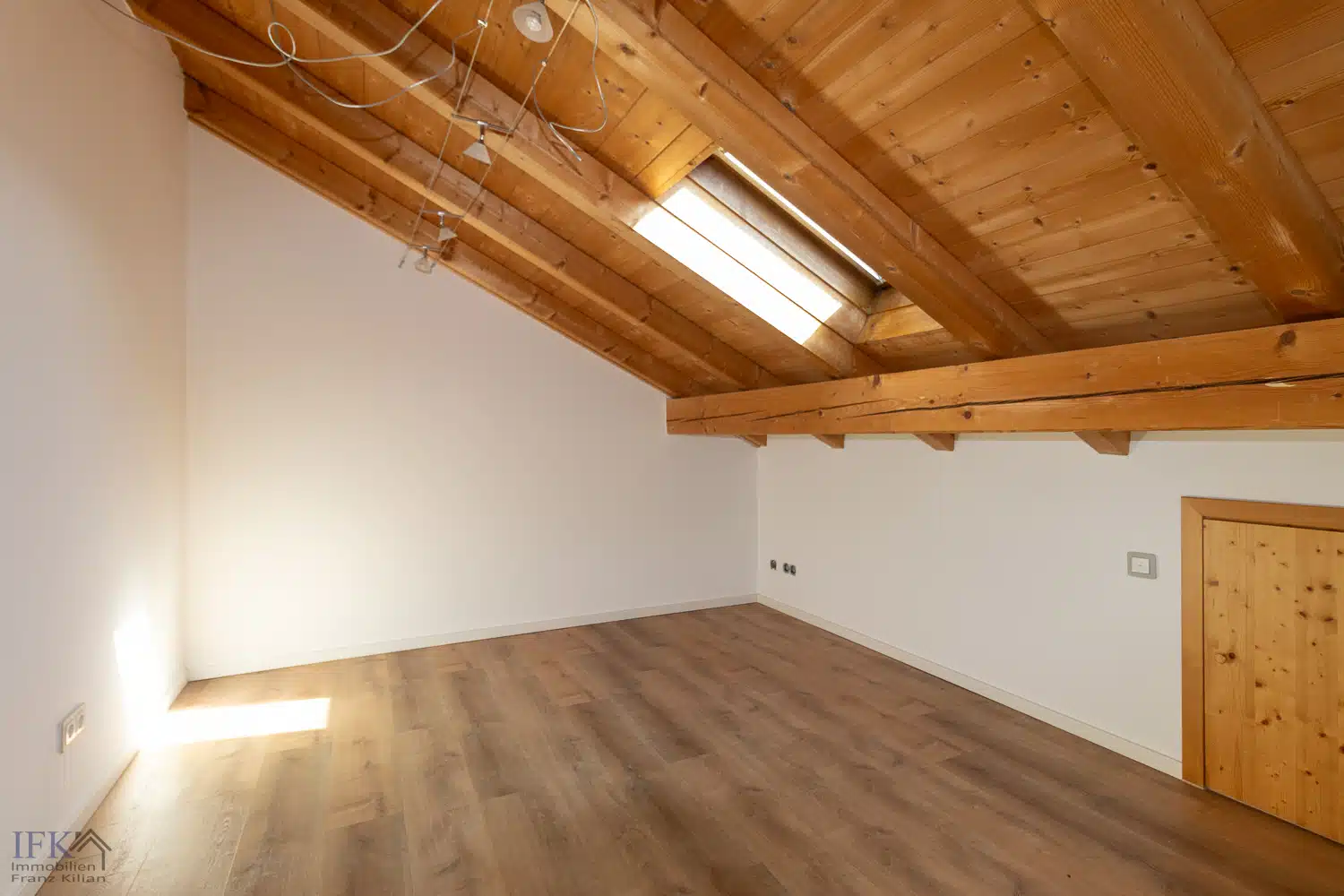 Studio 2 - Platz für die ganze Familie! Doppelhaushälfte mit Einliegerappartement in attraktiver Lage