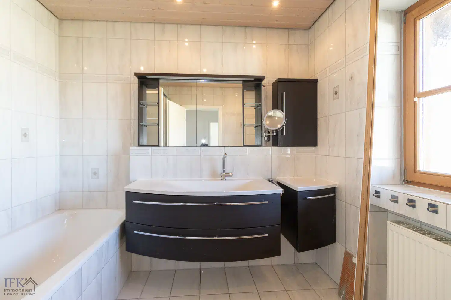 Bad - Platz für die ganze Familie! Doppelhaushälfte mit Einliegerappartement in attraktiver Lage