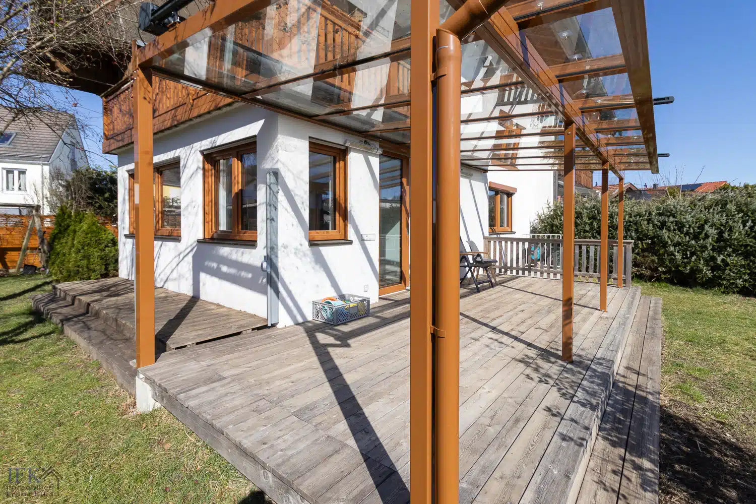 Terrasse - Platz für die ganze Familie! Doppelhaushälfte mit Einliegerappartement in attraktiver Lage